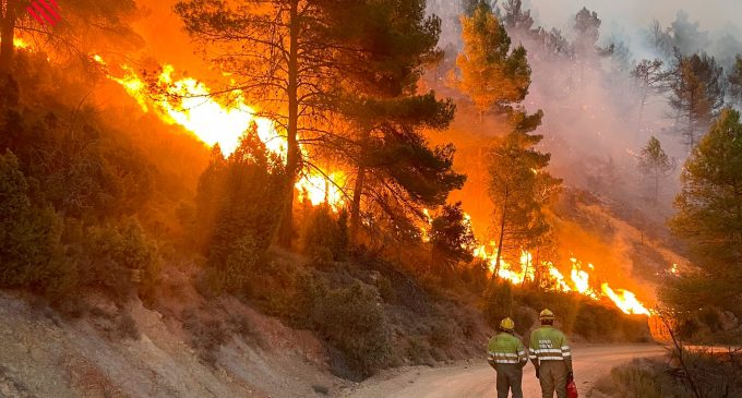 Les condicions meteorològiques afavoreixen l'extinció de l'incendi de Villanueva de Viver