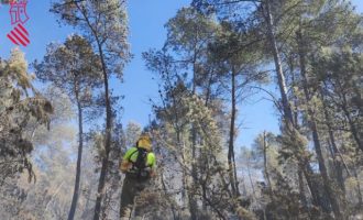 Los medios aéreos movilizados por las reproducciones del incendio de Villanueva de Viver se retiran
