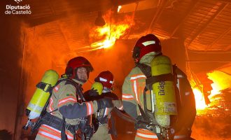 Un grave incendio calcina una fábrica de palets en Almassora