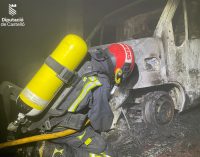 Un greu incendi en un pàrquing a la Vall d'Uixó calcina dos vehicles