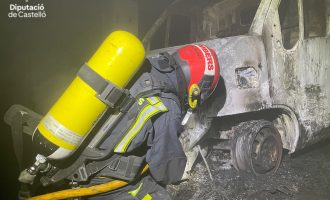 Un grave incendio en un parking en la Vall d’Uixó calcina dos vehículos