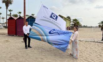Borriana col·loca les banderes obtingudes en reconeixement per la qualitat de les seues platges i sender