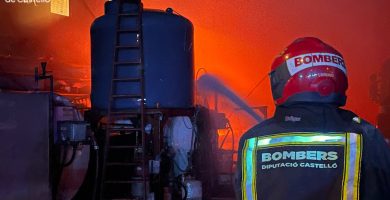 El Consorcio Provincial de Bomberos de Castellón logra extinguir el incendio de una fábrica de reciclaje en Burriana