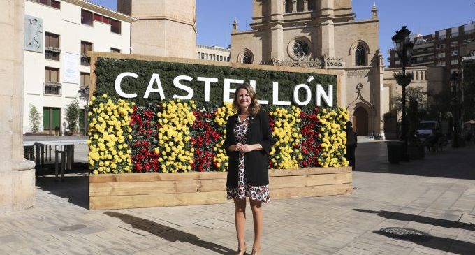 La plaza Mayor de Castellón luce nueva imagen con la instalación de un nuevo tapiz floral con la doble denominación de la ciudad