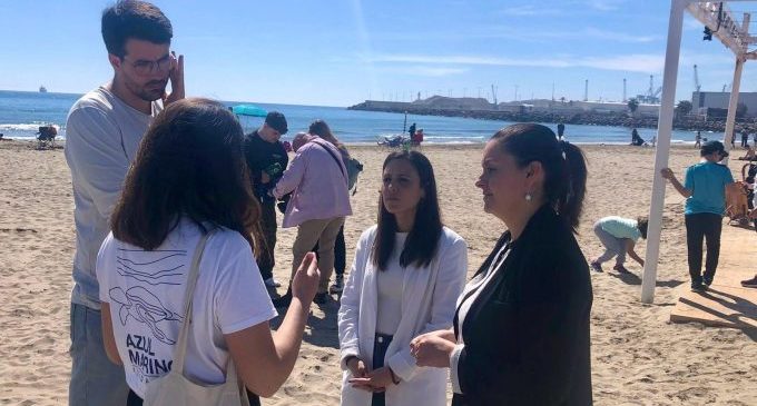Castellón y la Fundación Azul Marino promueven el cuidado de los océanos con una limpieza colectiva de la playa del Pinar